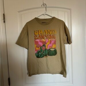 Grand Canyon tan graphic tee size large